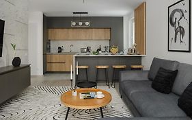 Chic Condo At Urban